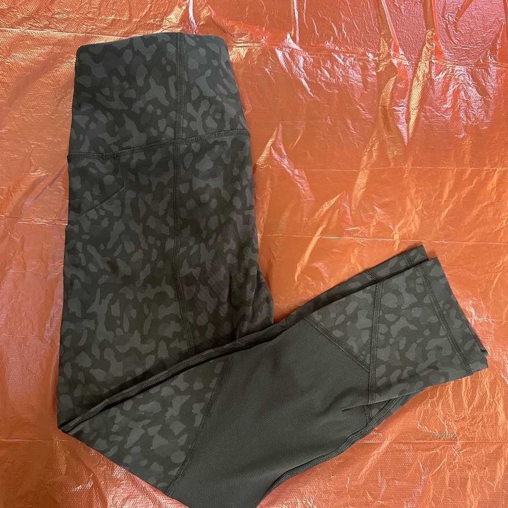 EUC Lululemon Cropped Leggings 21"